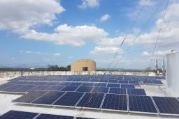 Paneles solares en la Universidad de UNPHU, República Dominicana