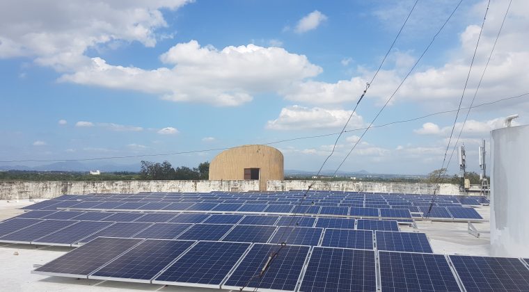 Paneles solares en la Universidad de UNPHU, República Dominicana