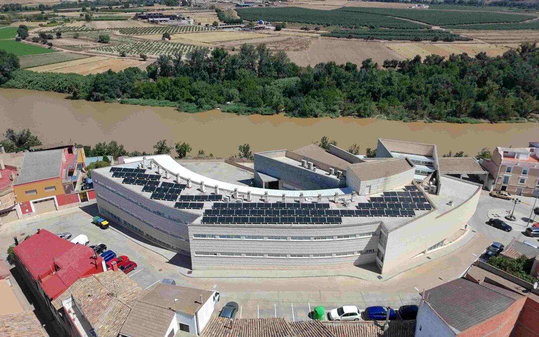 Instalación solar de autoconsumo con excedentes – Residencia de mayores de Sástago (Zaragoza)