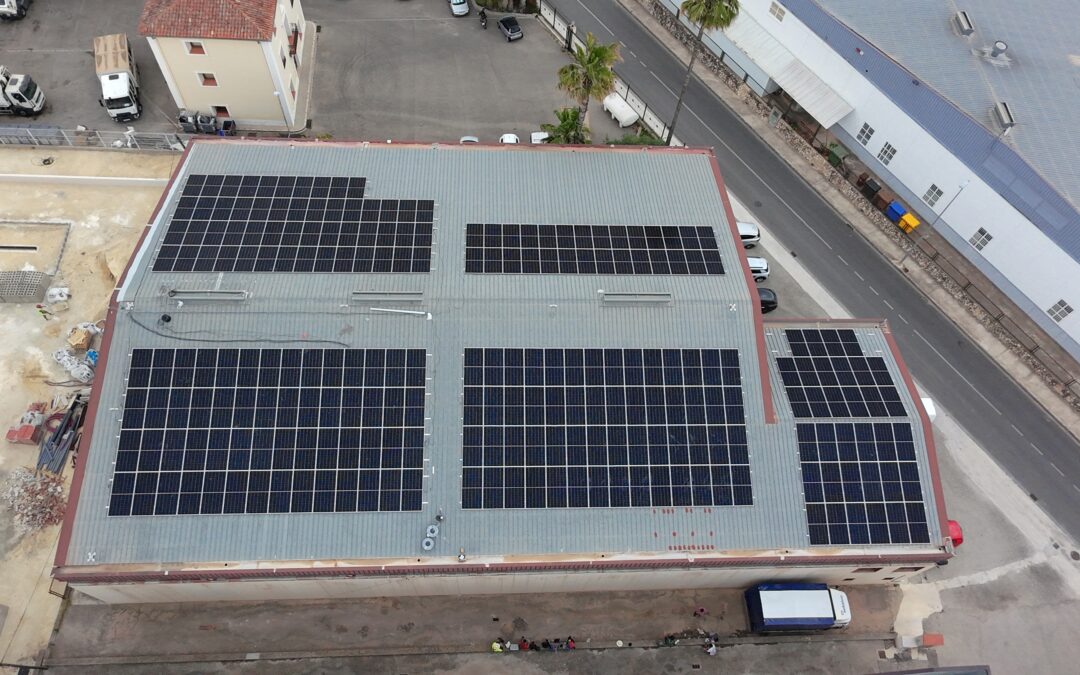 Instalación solar de 100 kWn destinada a autonconsumo en la nave +Home en Ontinyent