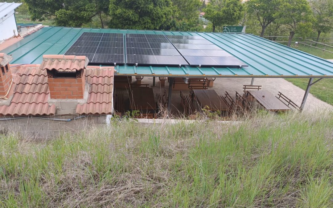 Instalación solar de autoconsumo con excedentes en el campo de tiro en Utrillas (Teruel)