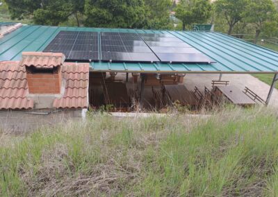 Instalación solar de autoconsumo con excedentes en el campo de tiro en Utrillas (Teruel)