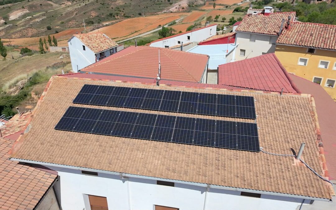 Instalación solar de autoconsumo con excedentes en Segura de Baños (Teruel)