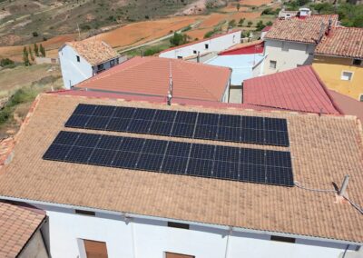 Instalación solar de autoconsumo con excedentes en Segura de Baños (Teruel)