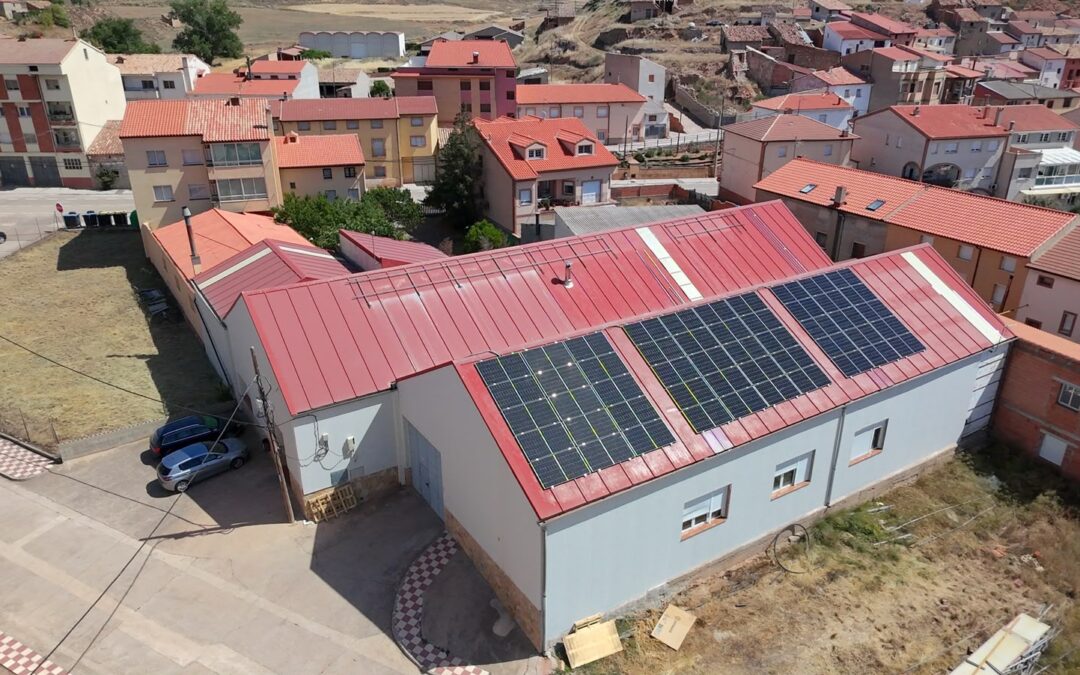 Instalación solar de autoconsumo con excedentes en el pabellón municipal de Martín del Río (Teruel)