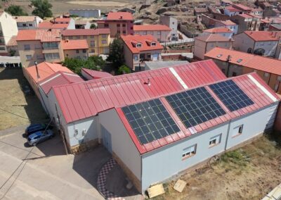 Instalación solar de autoconsumo con excedentes en el pabellón municipal de Martín del Río (Teruel)