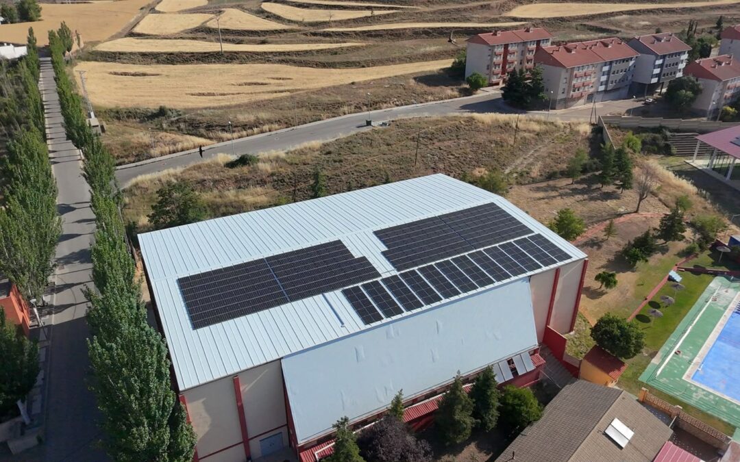 Instalación solar de autoconsumo con excedentes en el pabellón municipal de Escucha (Teruel)