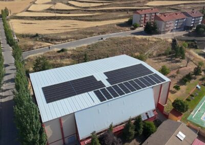 Instalación solar de autoconsumo con excedentes en el pabellón municipal de Escucha (Teruel)