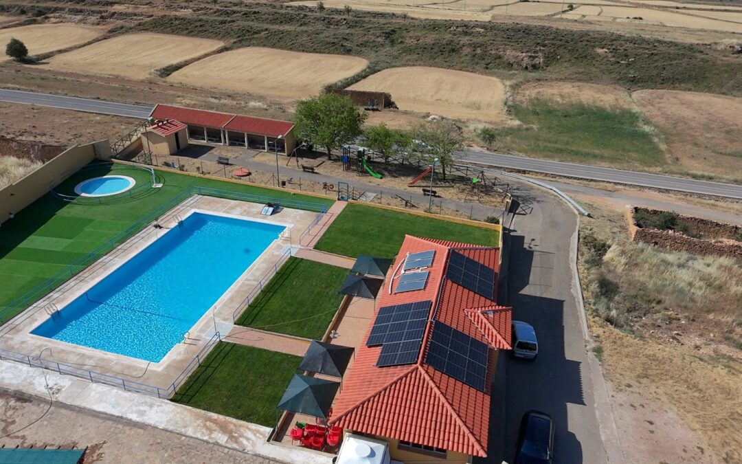 Instalación solar de autoconsumo con excedentes en la piscina municipal de Cortes de Aragón (Teruel)