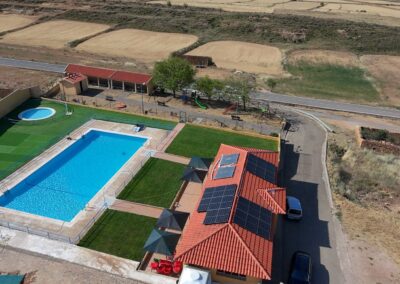 Instalación solar de autoconsumo con excedentes en la piscina municipal de Cortes de Aragón (Teruel)